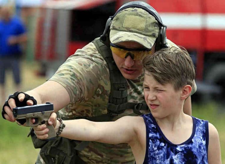 中国小孩在玩手机平板,俄罗斯小孩已经在玩ak47和火箭筒了