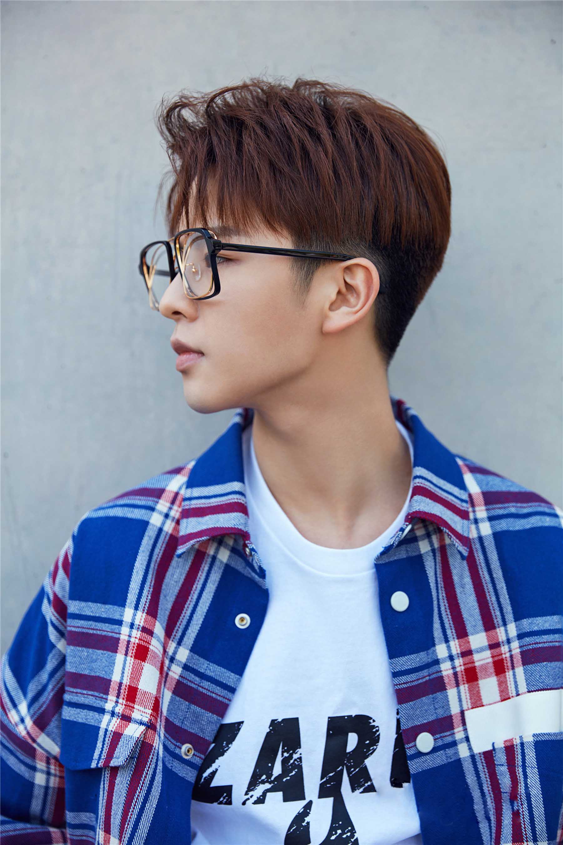 徐浩春日"暖蓝"写真曝光 框架眼镜展"斯文诱惑"