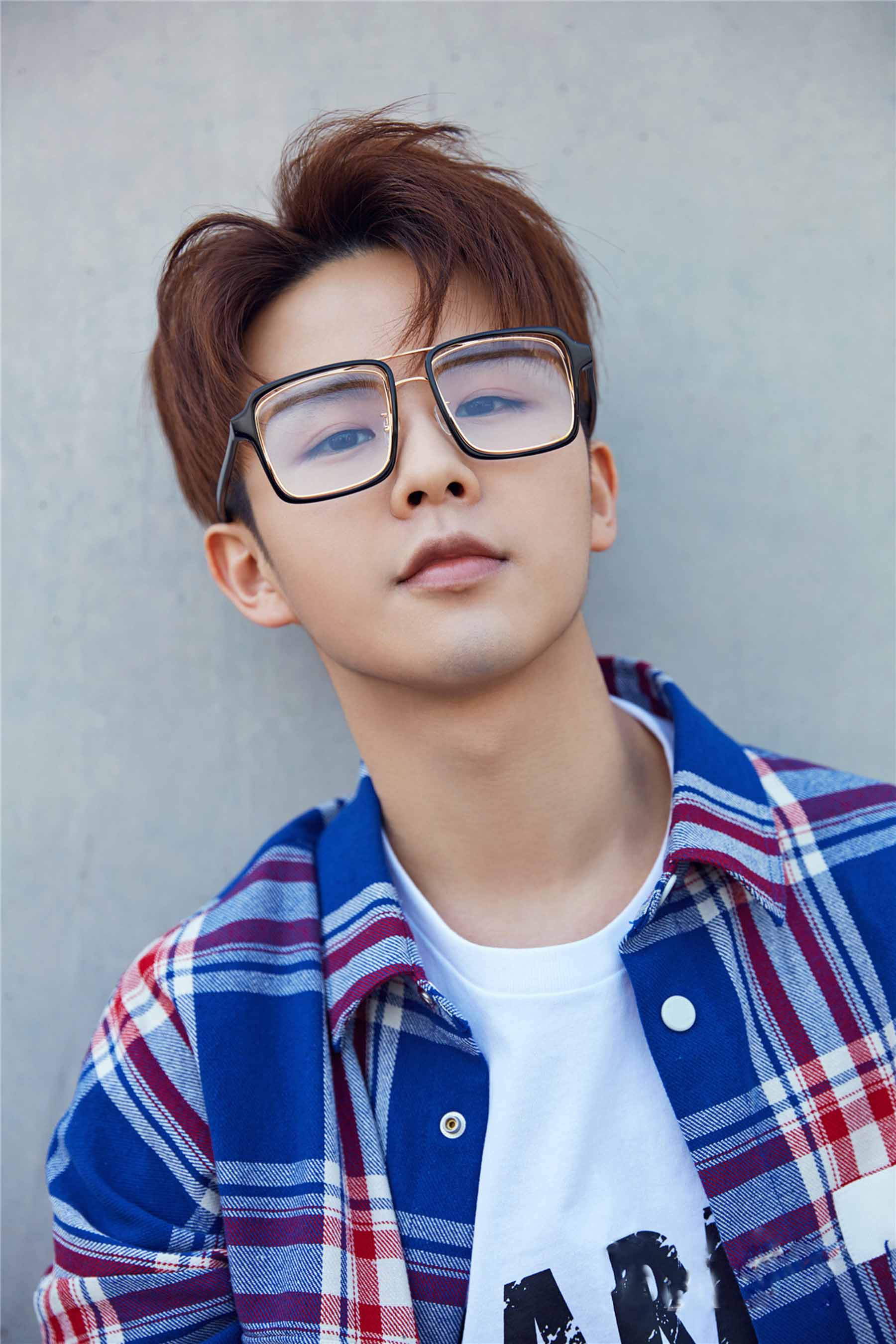 徐浩春日"暖蓝"写真曝光 框架眼镜展"斯文诱惑"