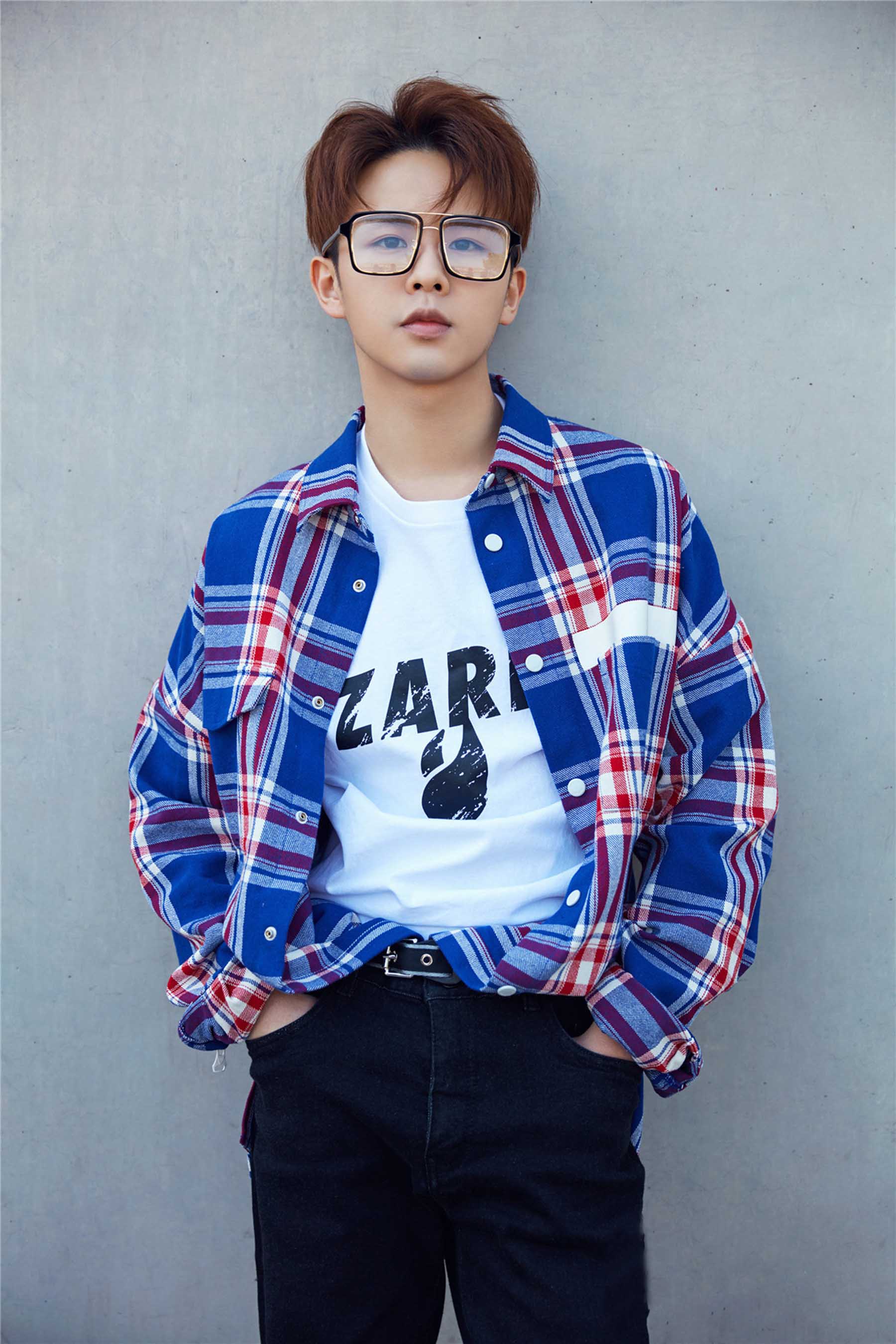 徐浩春日"暖蓝"写真曝光 框架眼镜展"斯文诱惑"