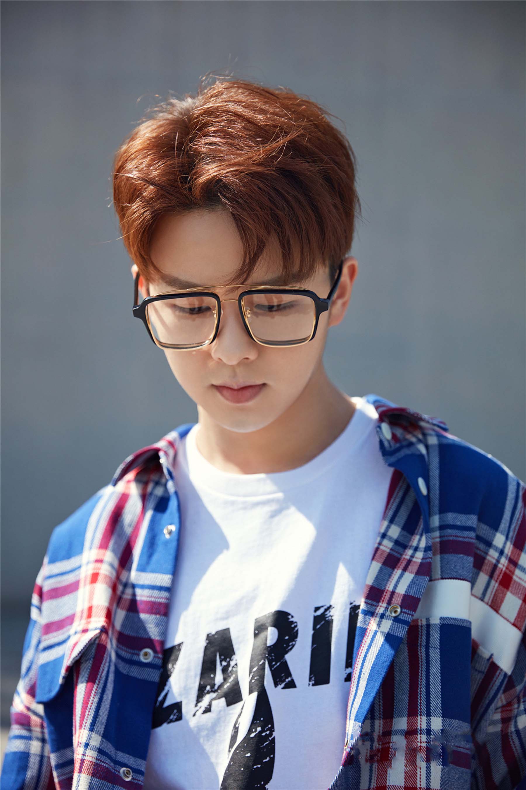 徐浩春日"暖蓝"写真曝光 框架眼镜展"斯文诱惑"