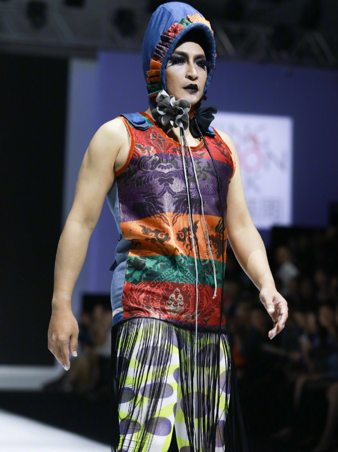 陈志朋穿ladygaga无敌高跟鞋扮女装大佬t台走秀不慎摔倒