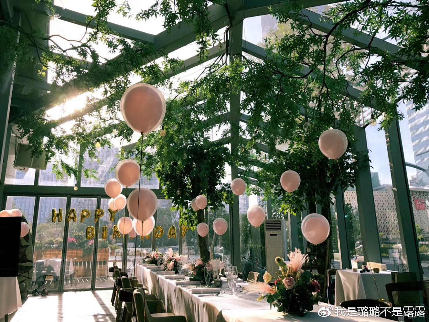 在360°玻璃花房餐厅品尝露天法餐,给你一种仰望星空的浪漫