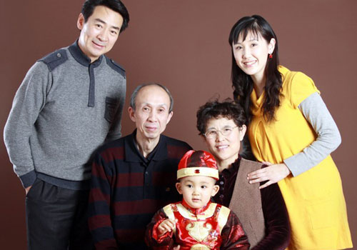 嫁给寇振海后为了更好的照顾家庭,李婷变将全部重心放在家庭上,慢慢的