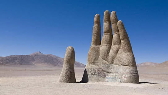 高达11米的沙漠之手被称为是如来佛祖的五指山