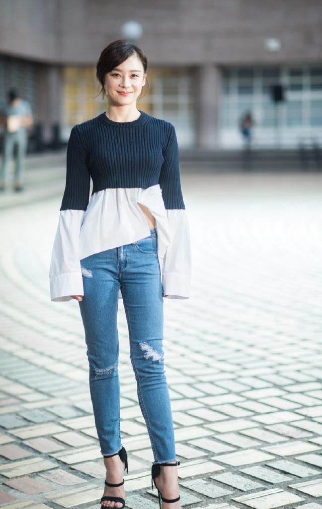 袁姗姗穿牛仔裤现身,还非要双侧都剪开叉,网友:还不如不穿了!