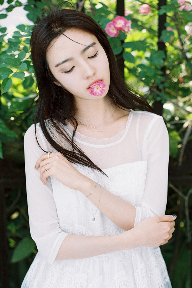 大眼清纯美女白嫩迷人户外娇巧阳光甜美活力靓丽唯美写真