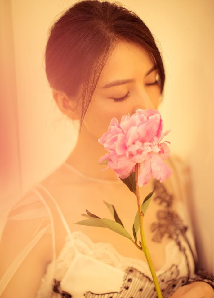 高圆圆和鲜花合影最新美照, 比肩王菲俞飞鸿