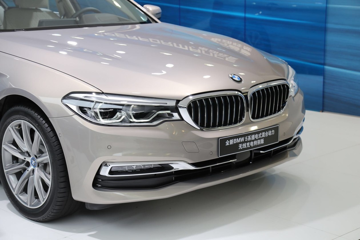 宝马5系插电混动无线充电版亮相成都车展 无线技术已到来!