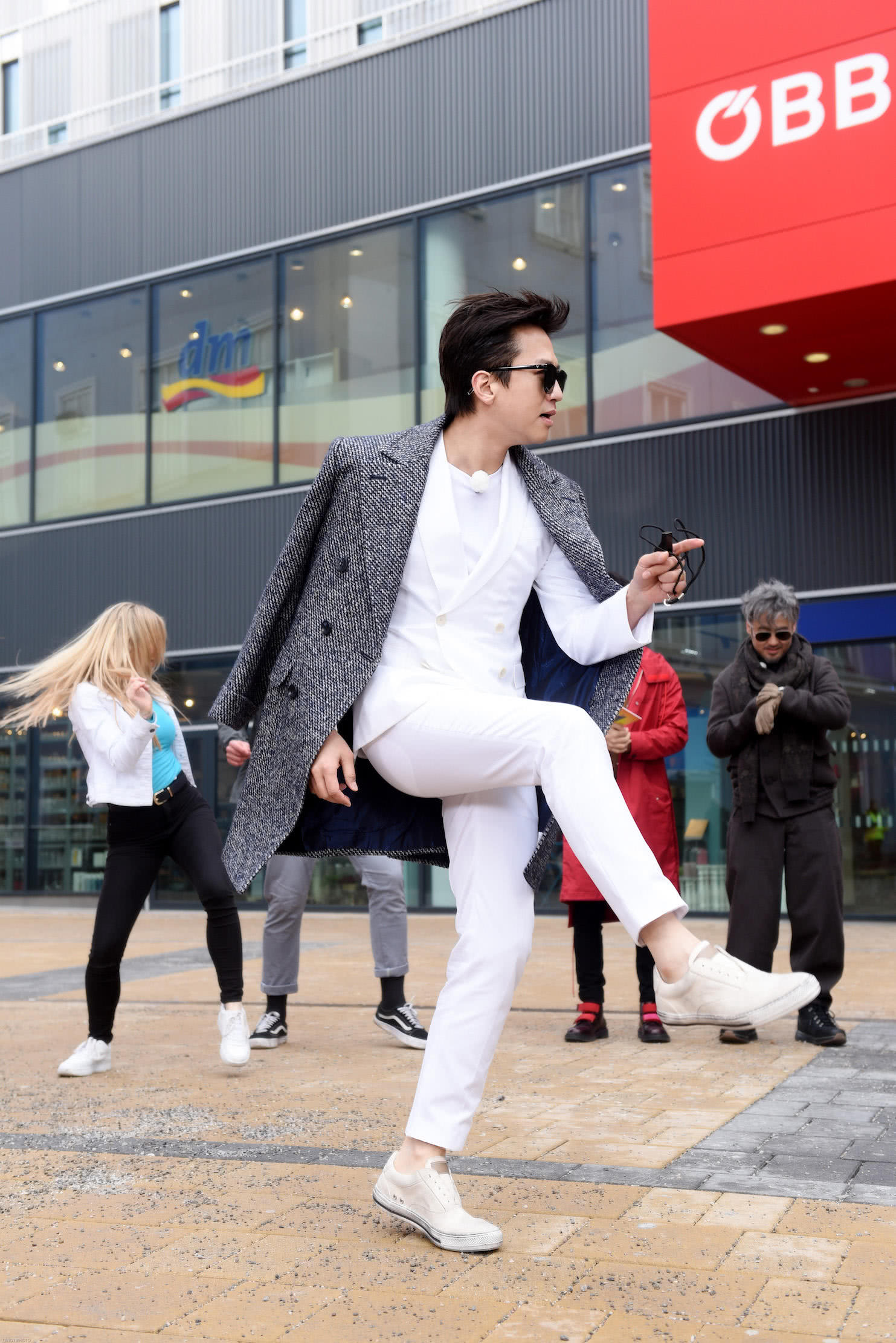 要"掰脚腕"的邓队长脱下袜子却露出了绿色的指甲,正当嘉宾疑惑时邓超