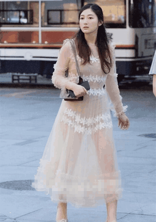 美女街拍小姐姐好看是好看可是不是太透啦