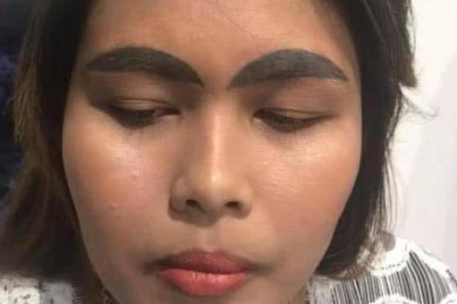 泰国26岁女子纹眉失败结果变成关公让她哭笑不得