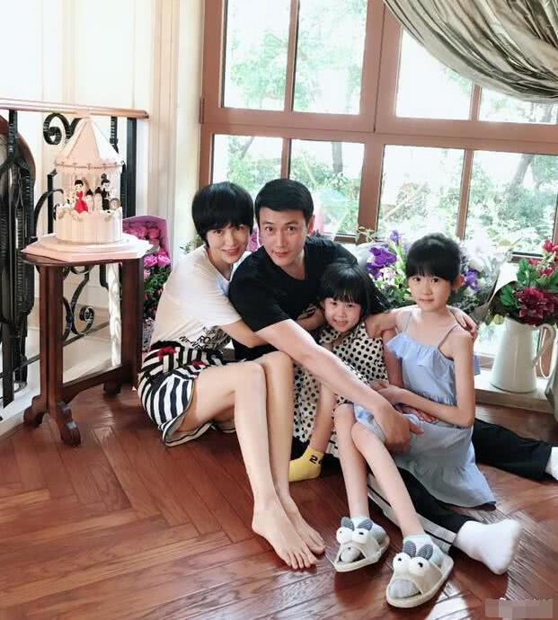 鲍蕾生日,陆毅携一双女儿为老婆庆生.