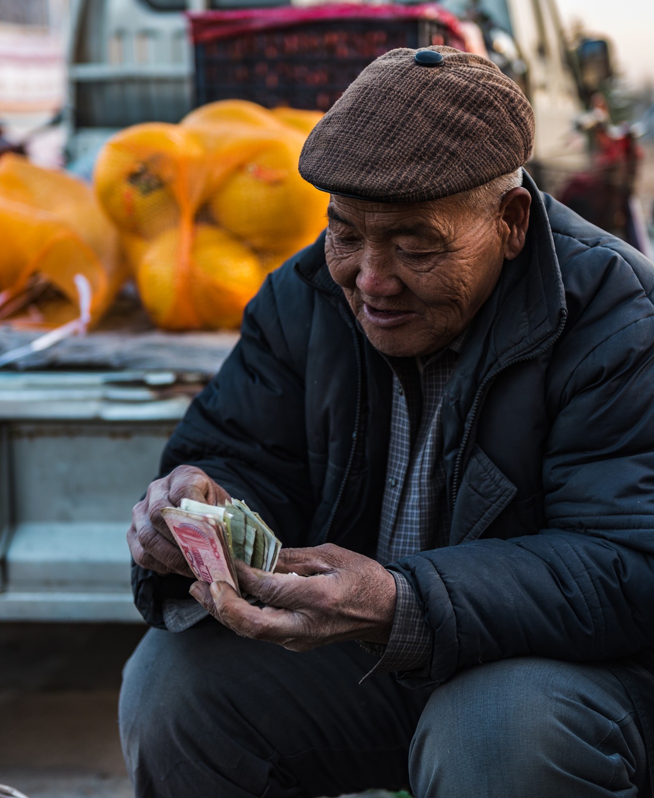 集市上卖农产品的老人,看完让人泪奔的八张图片