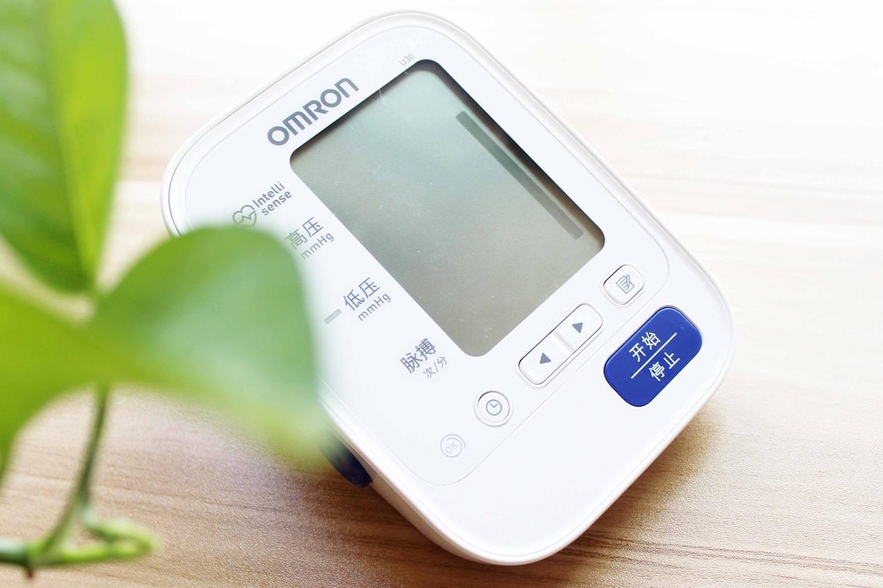 欧姆龙u30电子血压计精准方便关爱家人健康