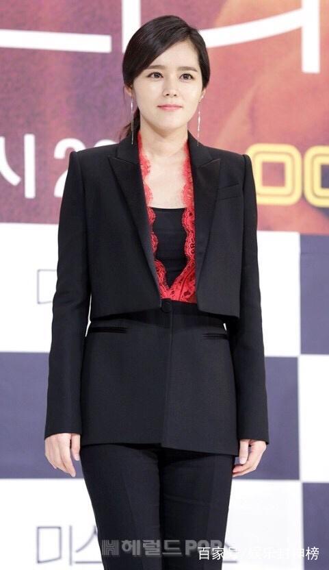 韩佳人现身活动侧脸美翻天,但和48岁李嘉欣一对比,却样样被完爆