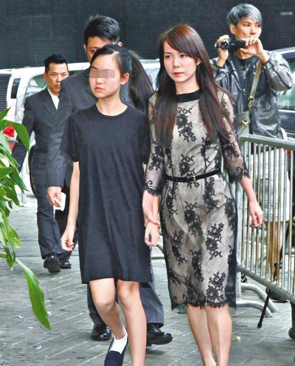 港媒曝大刘15岁女儿近况,长得亭亭玉立,与亲妈吕丽君一同出门!