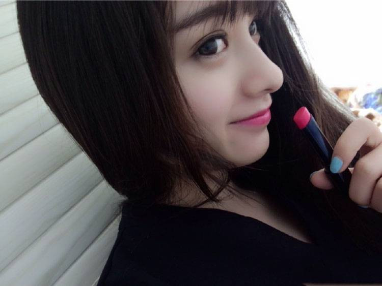 红唇美女罗震环美艳动人生活照