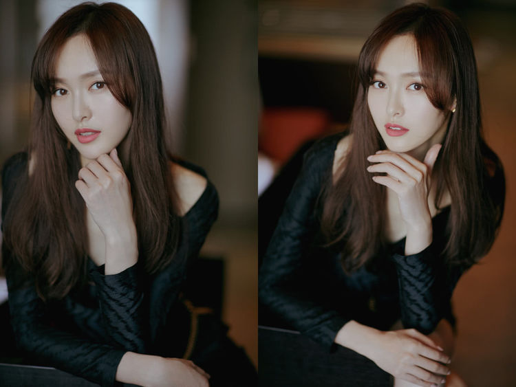 披散的秀发超级具有女人味,而且那中分很是修饰唐嫣的脸部线条