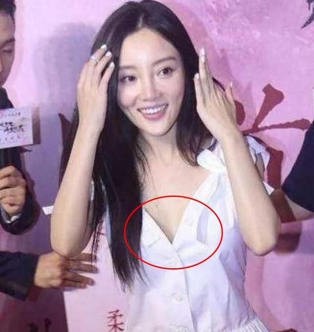 敢情明星的衣服质量也不好,范冰冰裤子都崩开了,真的太尴尬了!