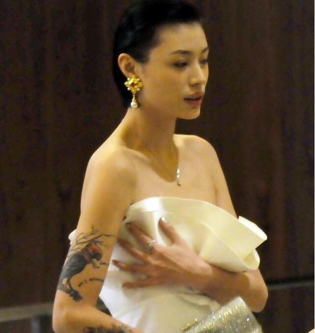 葛荟婕抹胸裙走光出席活动身材臃肿 网友: 丑人多作怪