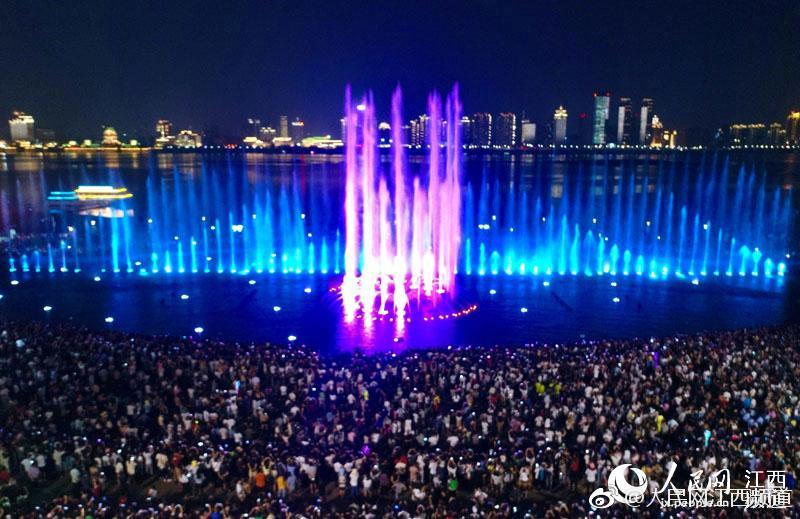 南昌秋水广场喷泉"换装"亮相 万余人扎堆观赏60米高气爆泉