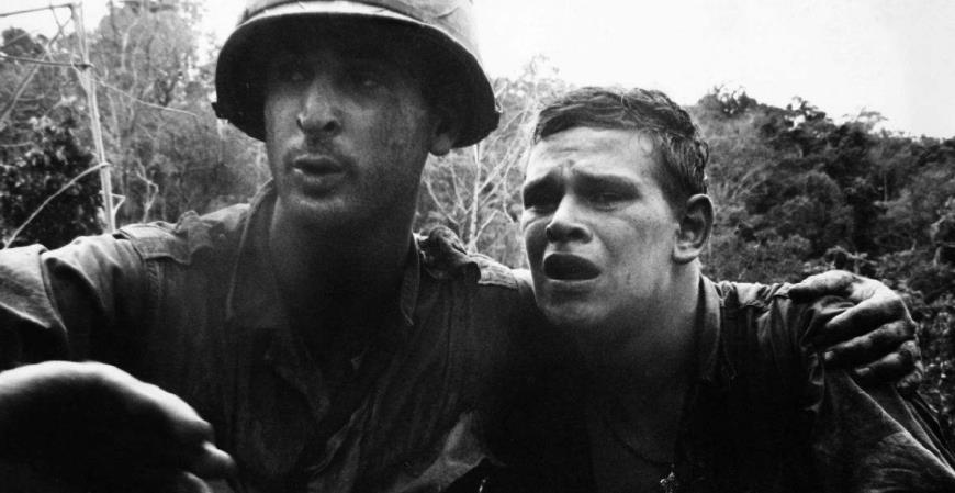 女孩把鲜花插进士兵枪口中,士兵微笑后,女孩乱枪成"筛子"