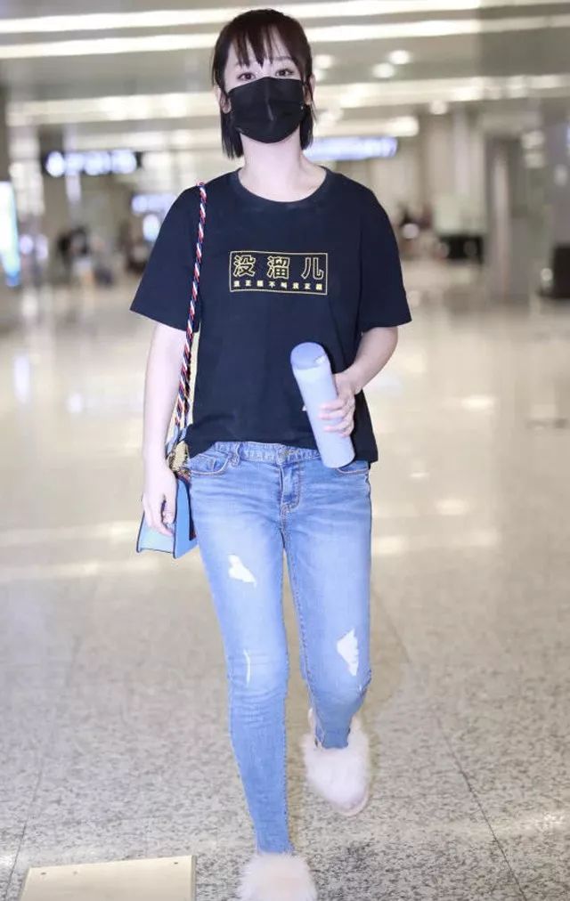 杨紫分手后首现身,眼睛红红像哭过一样,看来这