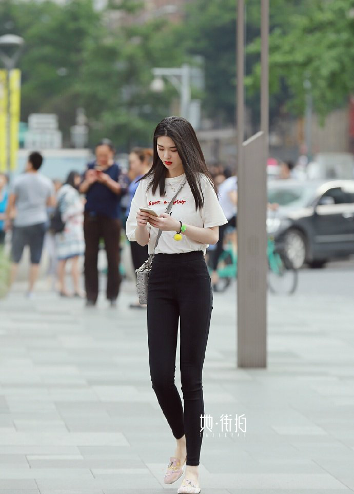 春熙路街拍,成都女人皮肤白,身材苗条,打扮又好,自然美女多