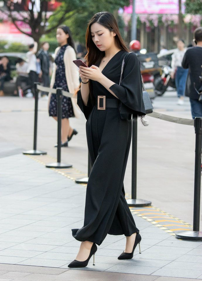 街拍少妇横看成岭侧成峰远近高低各不同