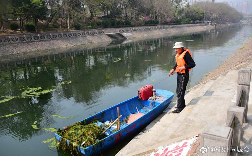 清理河道很辛苦 劝君莫要扔垃圾
