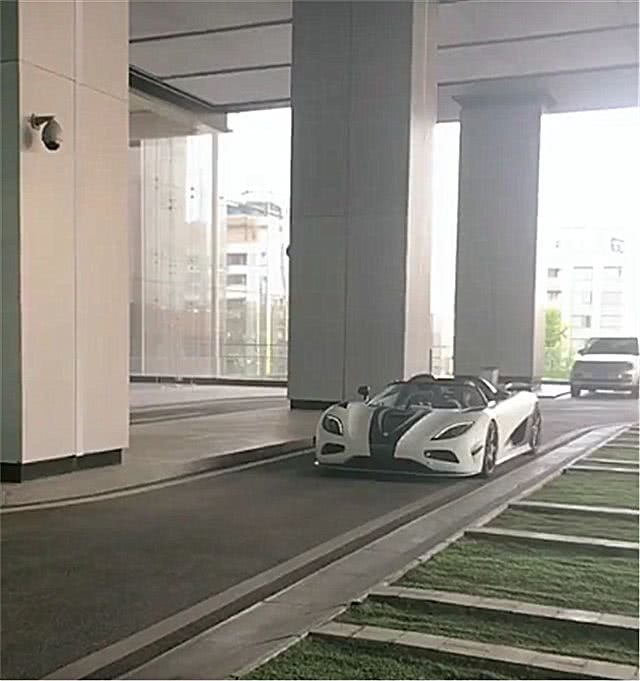上海偶遇2600万柯尼塞格,看到车主那一刻,网友直呼:家里有矿!
