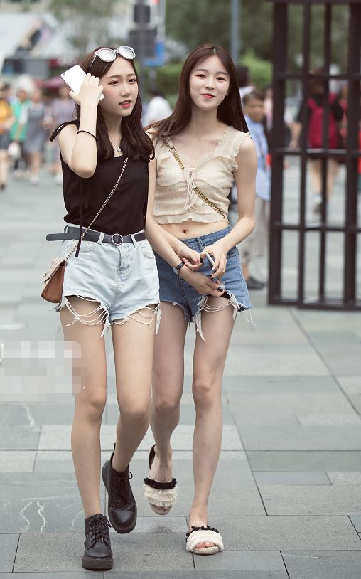 女人们穿三角形短裤长腿露出线条回头率绝对最高