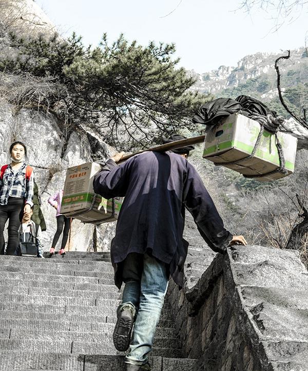 泰山上的老挑夫看了让人心酸