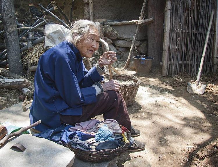 农村母亲来看他被妻子嫌弃,他说了一句话,让妻子直接落泪