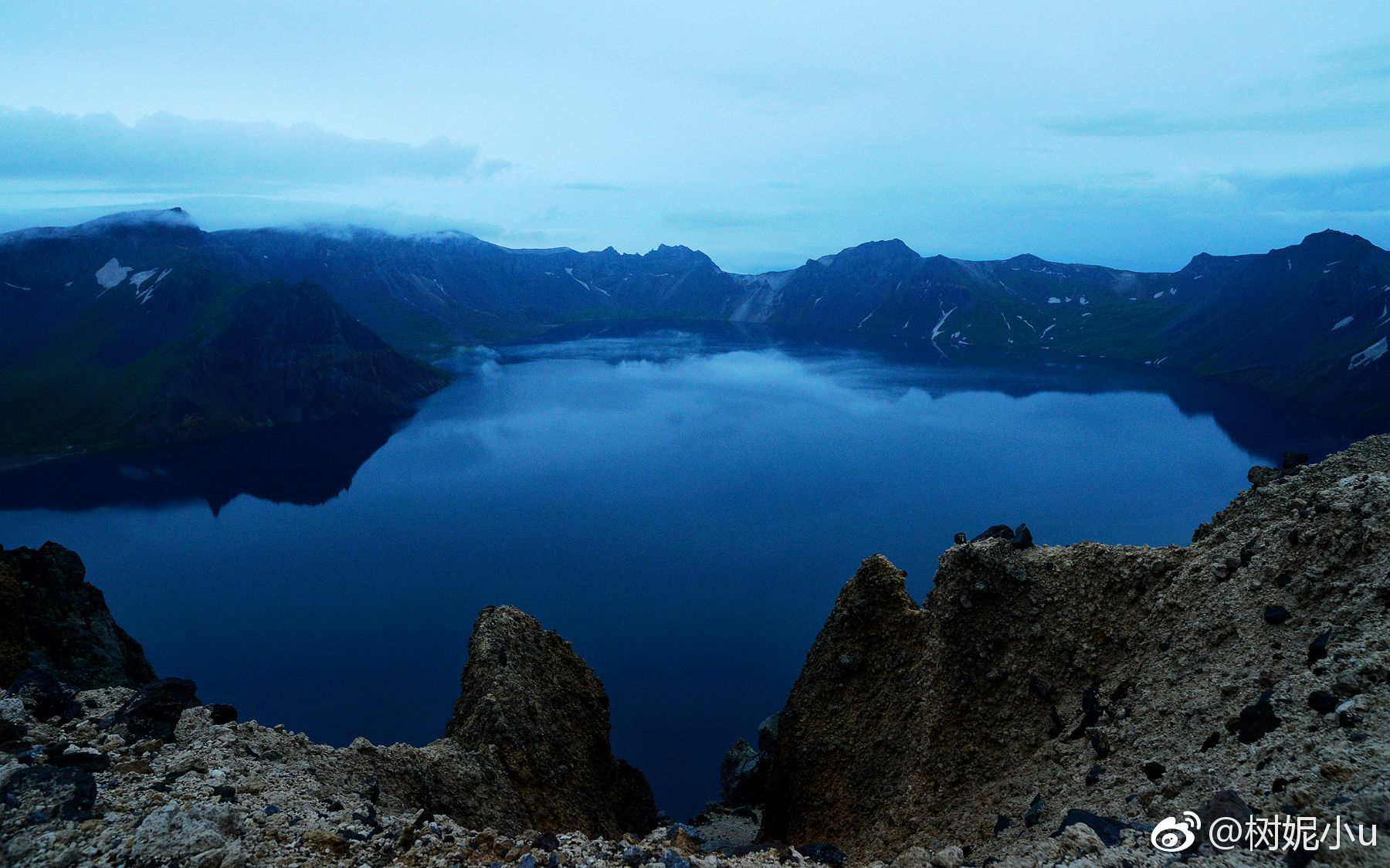 长白山的天气真是瞬息多变,凌晨四点到达天池的山顶时