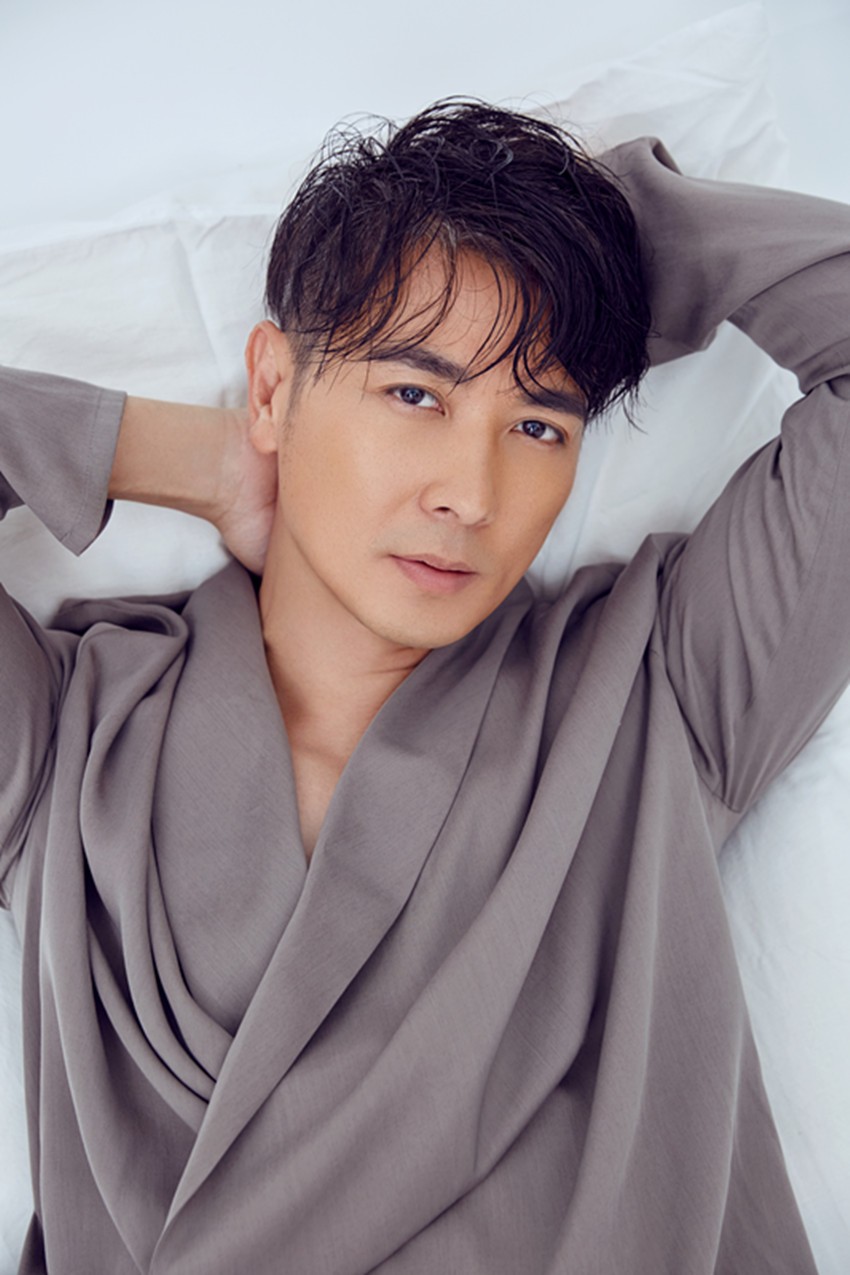 保剑锋写真大片曝光 自信洒脱魅力难