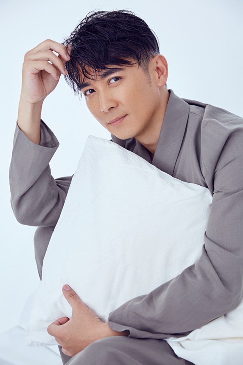 保剑锋写真大片曝光 自信洒脱魅力难