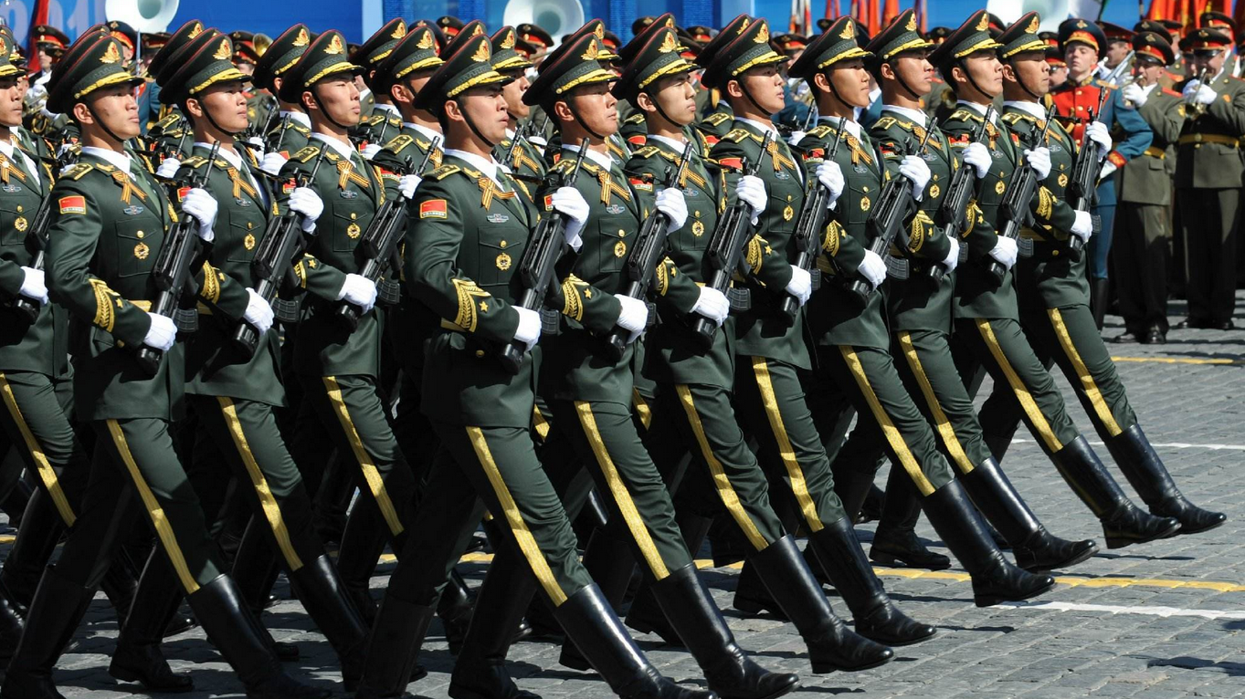 三军仪仗队手握钢枪,脚踢正步,威武气势让人热血沸腾!