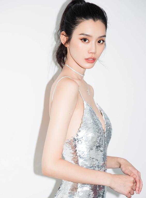 奚梦瑶:身穿一件银白色的吊带衣,简直美爆了!