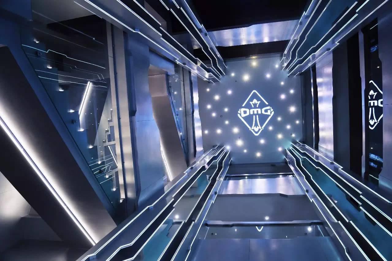 蓝洞创意总监转发omg训练基地的照片,感叹原来他们来自未来!