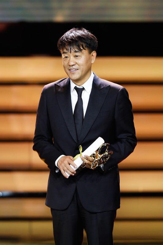 演绎了很多"小人物真性情"的何冰凭借《情满四合院》中的何雨柱一角