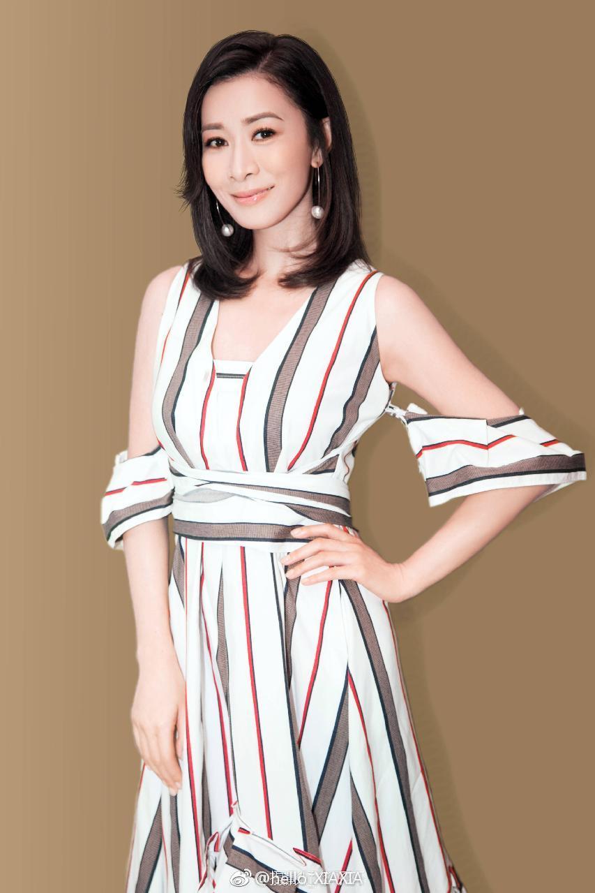 佘诗曼黑化用"眼技"不靠眼妆,私下逆龄穿搭可盐可甜!