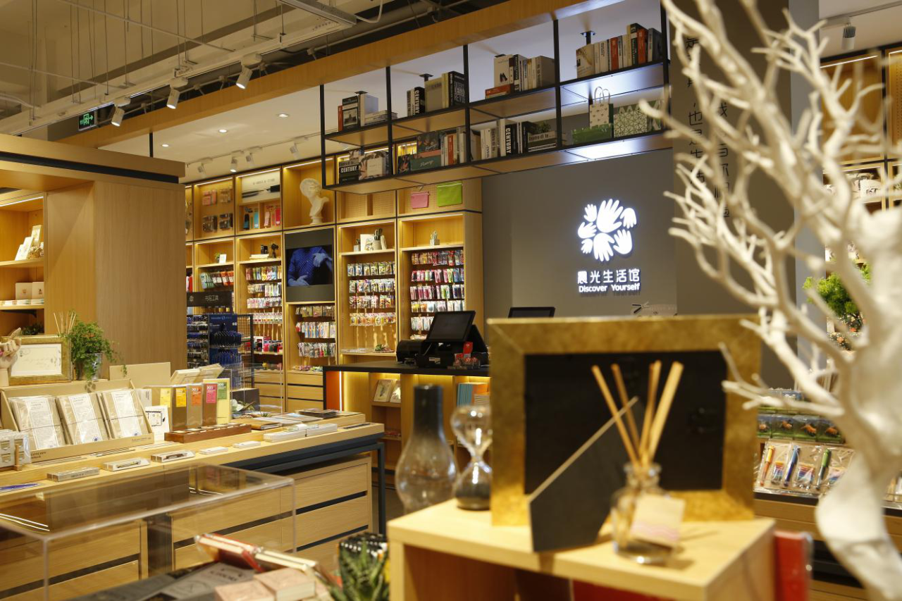 "晨光生活馆"针对学生和年轻消费者,提供精品文具,是产品的孵化基地和