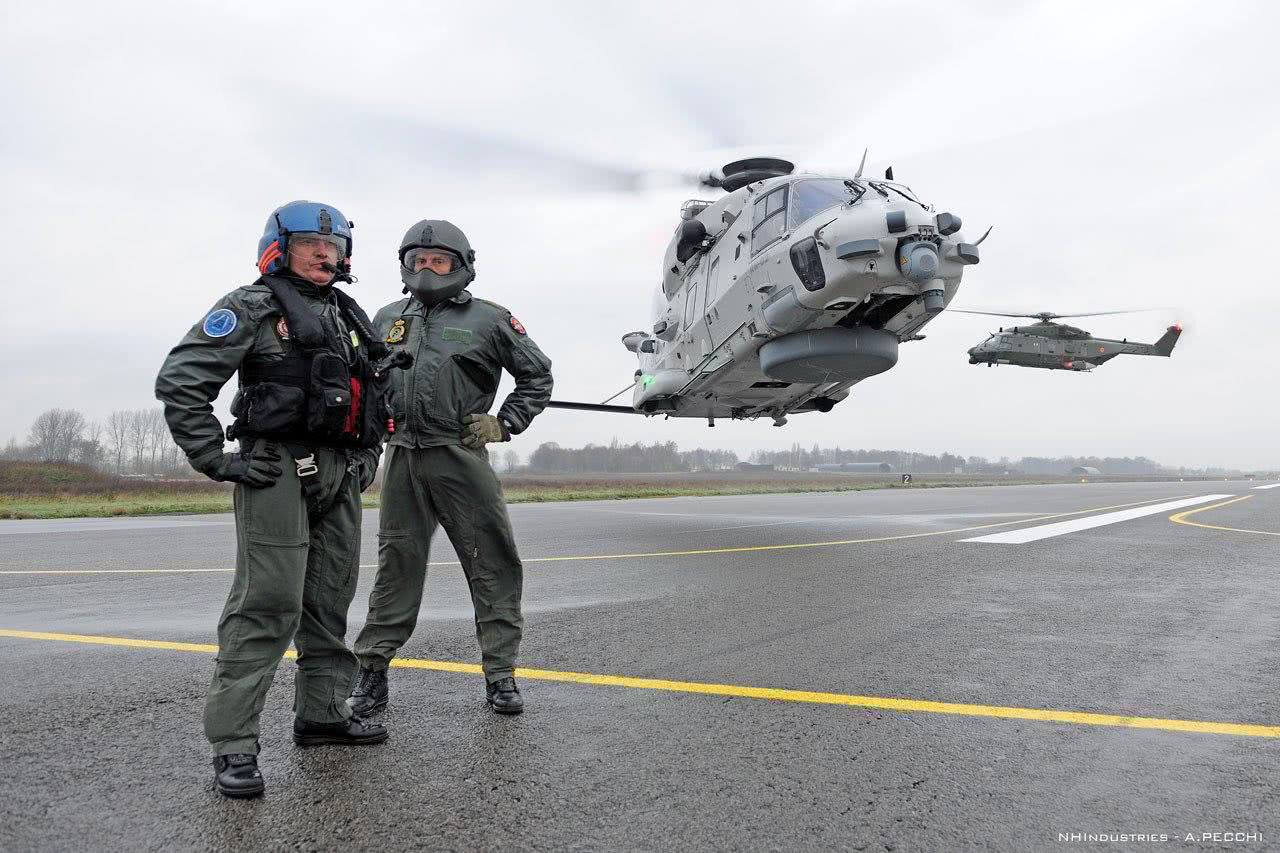 正常情况下直升机很少在人员前面进行这样超低空的蛇形机动飞行.