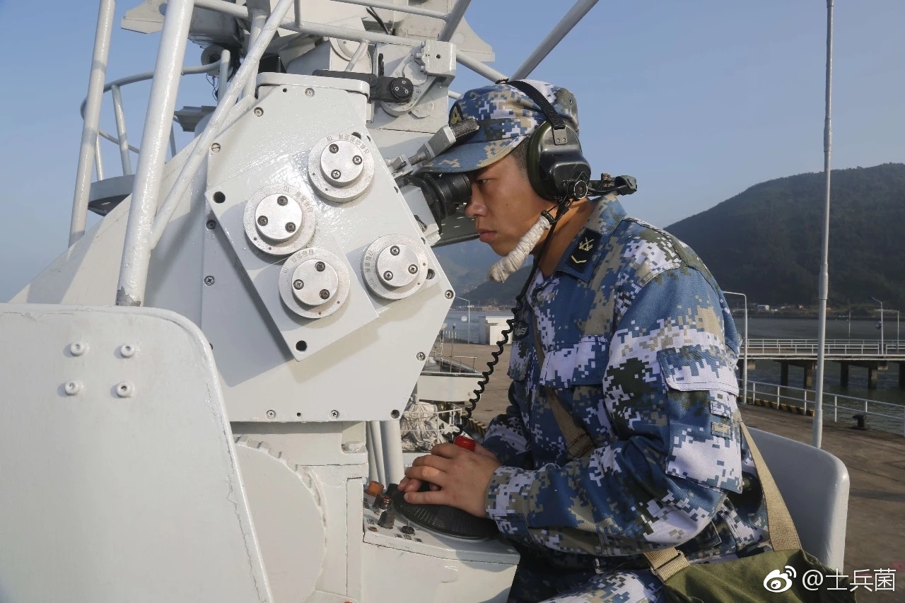 不可以当敌练兵备战,时刻也不能放松近日,东海舰队某护卫舰支队组织了