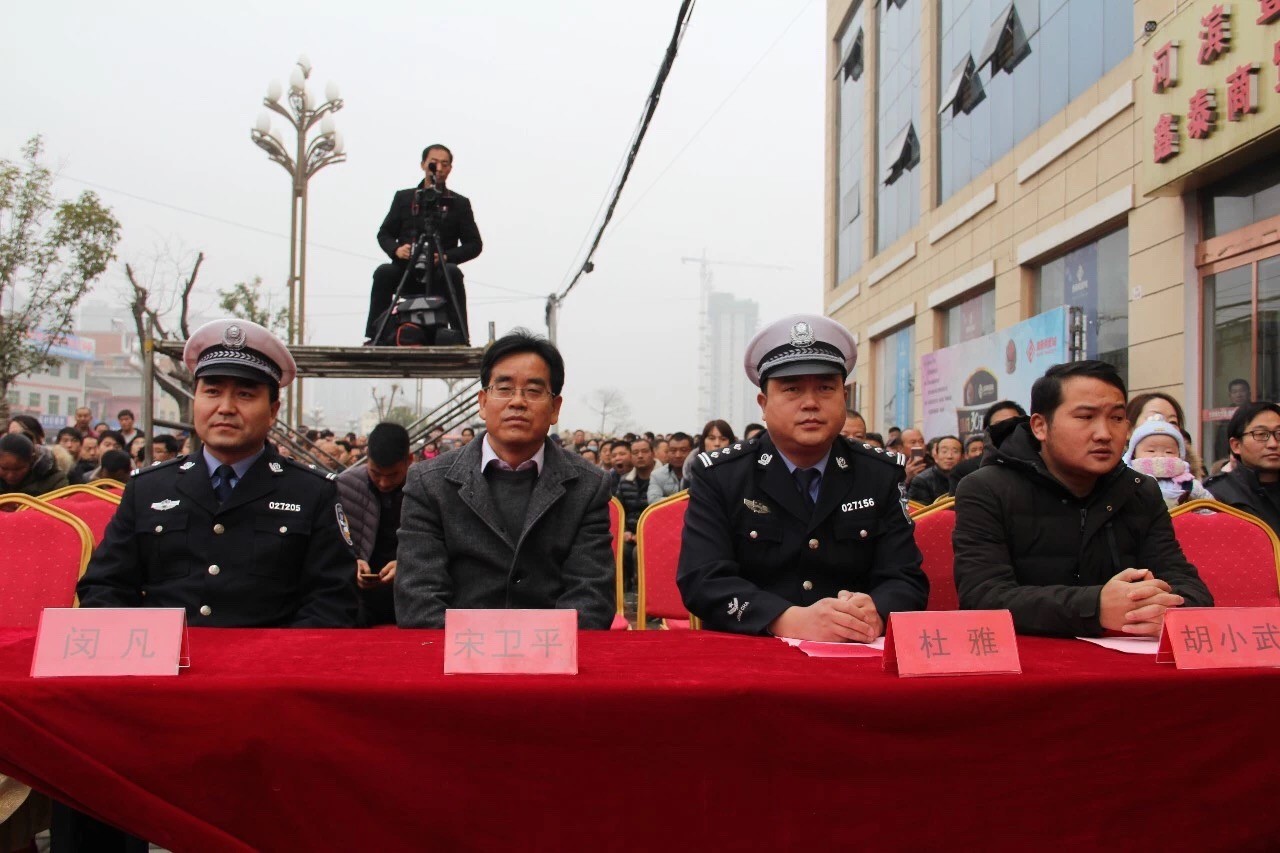 商洛洛南交警六个一让122交通安全日活动更具内涵