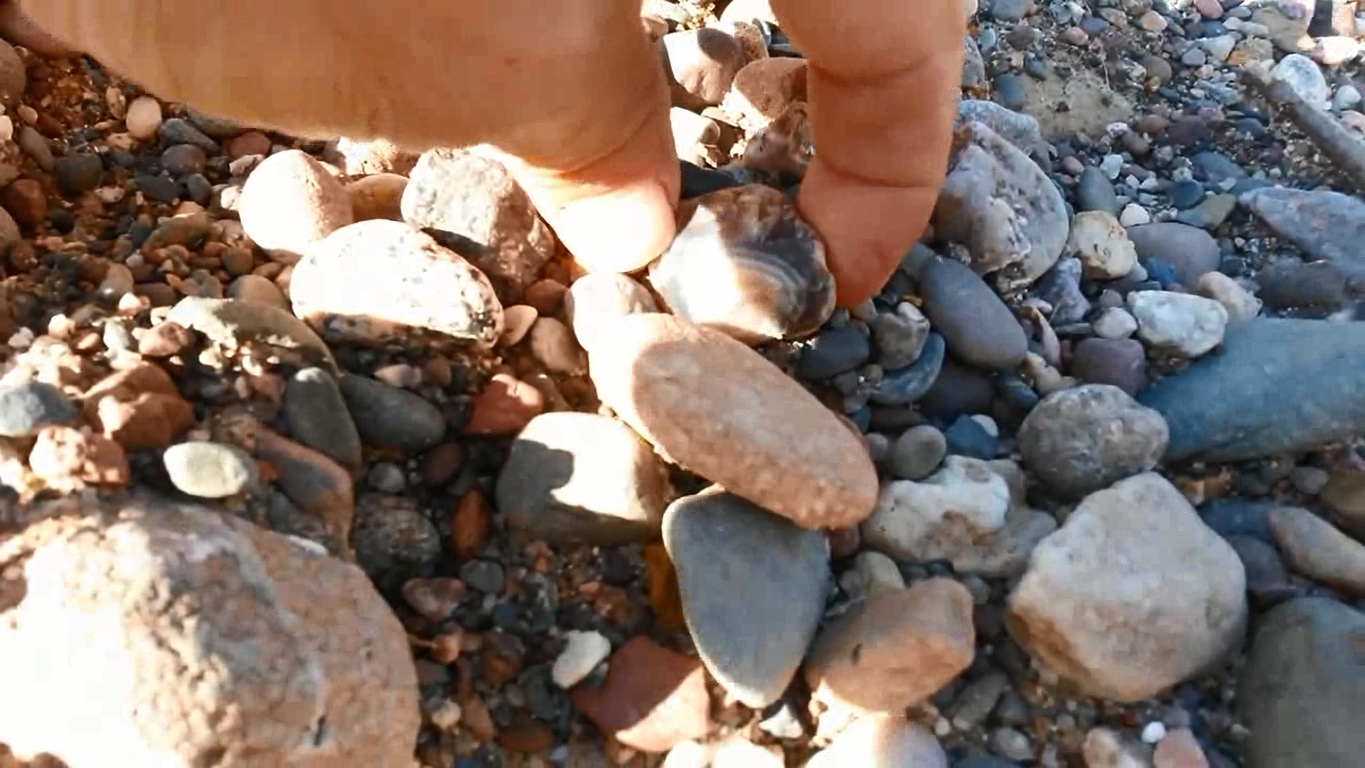 男子捡回一块奇怪石头,拿出细看后,越发觉得不简单