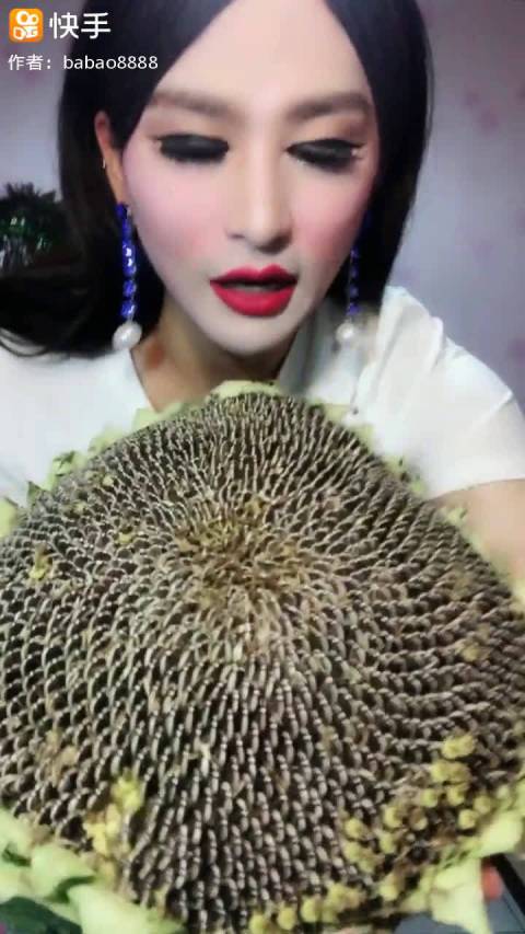 快手吃播 反串演员八宝 吃玉米