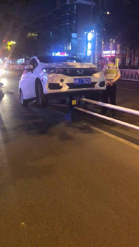 阜阳:二手车交易服务费之争--记者暗访给钱不开